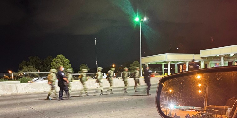 Image: U.S. border agents briefly detain 14 Mexican soldiers in El Paso