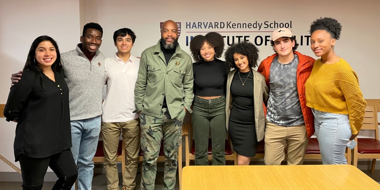 Trymaine Lee with students at Harvard College.