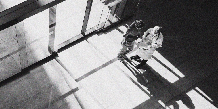 Image: Image: Doctors talking in the entrance hall of a hospital
