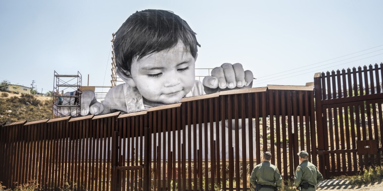 GIANTS Kikito and the Border Patrol Tecate Mexico - U.S.A 2017