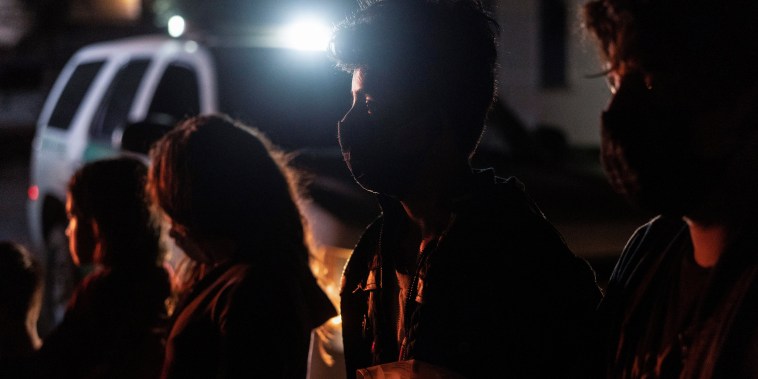 Image: Asylum-seeking migrants cross the Rio Grande river in Roma