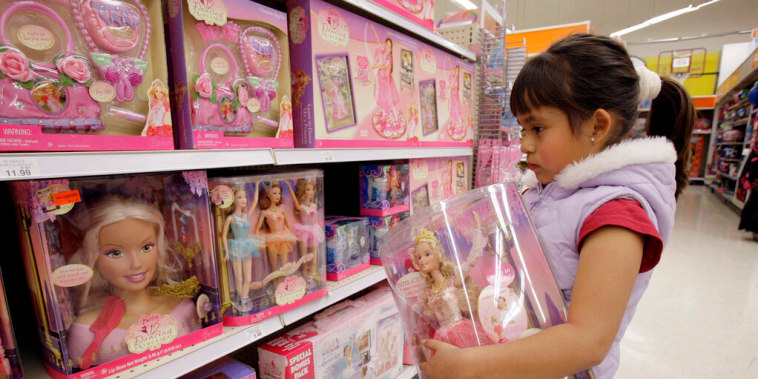 Una niña sujeta en sus manos una muñeca Barbie en unos grandes almacenes en Monrovia, California.