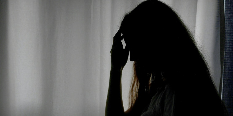 Los Centros para el Control y la Prevención de Enfermedades (CDC) han indicado que las visitas a los departamentos de emergencia por presuntos intentos de suicidio de adolescentes aumentaron significativamente el año pasado en comparación con el 2019, destacando el impacto de la salud mental de la pandemia.