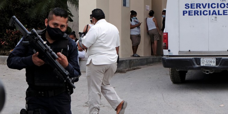 Image: Two suspected gang members killed in beach shooting near Cancun resort in Mexico