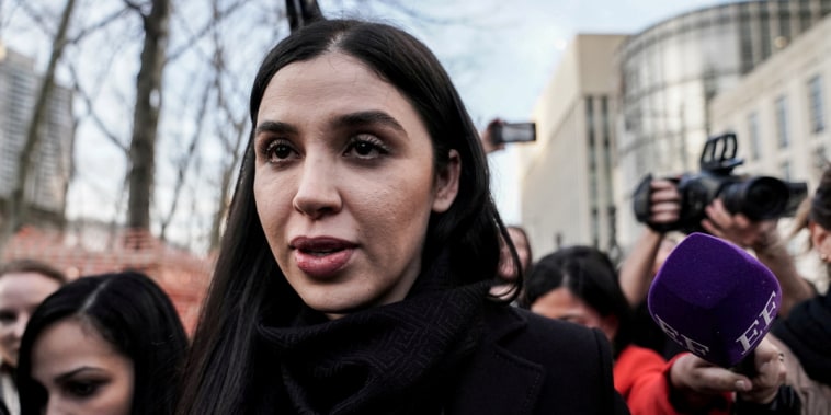 Emma Coronel Aispuro, esposa de Joaquín 'El Chapo' Guzmán, sale de la Corte Federal de Brooklyn durante el juicio en el distrito de Brooklyn, Nueva York, el 5 de febrero de 2019.