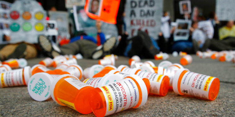 Envases vacíos de medicamentos yacen frente a un grupo de manifestantes contra las políticas de la FDA sobre algunos opioides, el 5 de abril de 2019 en Washington DC.