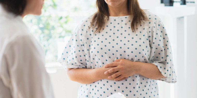 Mujer durante una visita con el médico