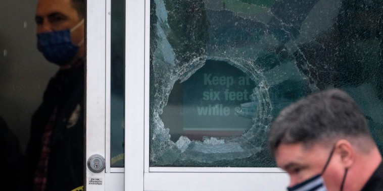 Una ventana rota en la tienda Burlington de North Hollywood donde ocurrió un tiroteo el 23 de diciembre de 2021