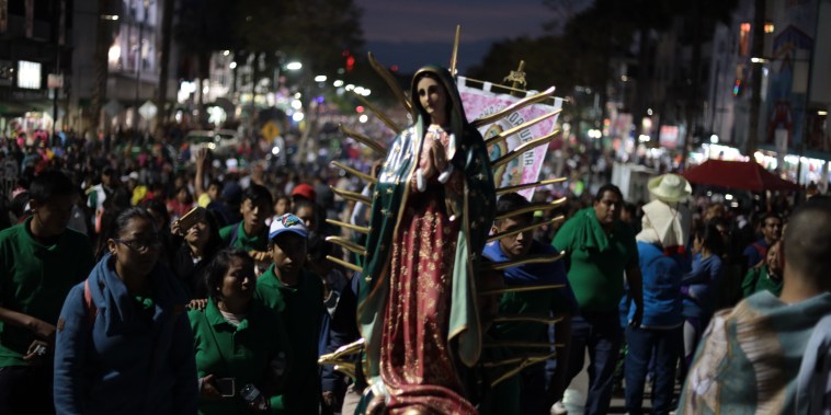 Hombres, mujeres y niños, de todos los rincones de México y el extranjero, algunos hasta de rodillas y cargando cuadros de la virgen, se hicieron presentes ante los pies de la sagrada imagen.