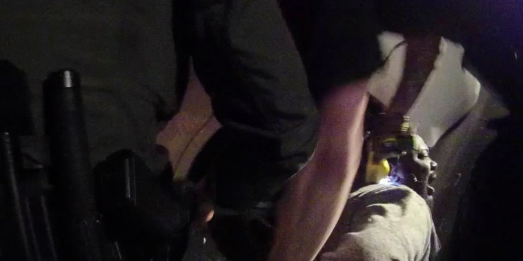 Agentes del condado de Williamson sostienen a Javier Ambler mientras uno de ellos usa una pistola eléctrica durante su arresto, en una imagen de archivo hecha a partir de un video de cámara corporal del 28 de marzo de 2019.