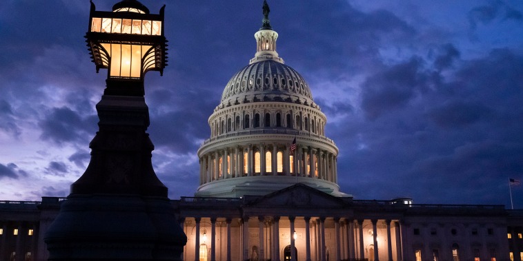 Cae la noche en el Capitolio en Washington, el jueves 2 de diciembre de 2021, y se acerca la fecha límite para evitar un cierre de Gobierno.