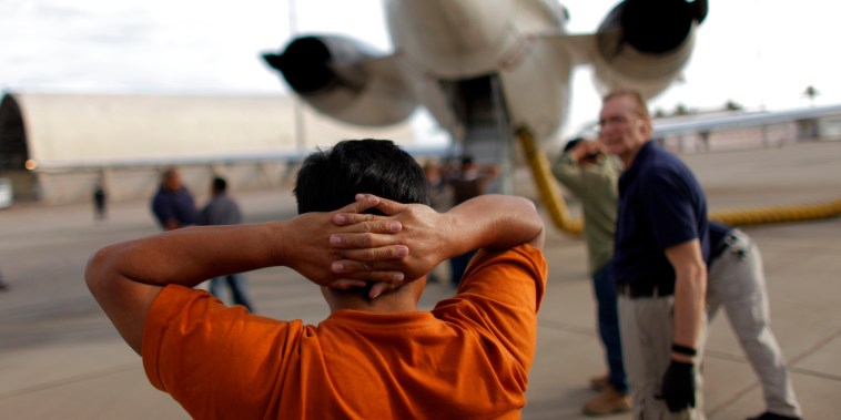 Un inmigrante guatemalteco indocumentadose prepara para abordar un vuelo de deportación desde Mesa, Arizona.