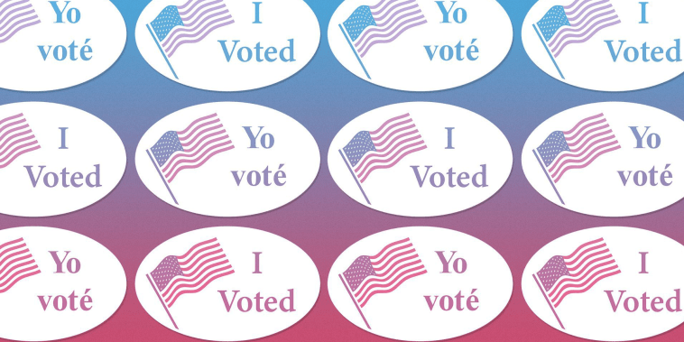 Calcomanías que dicen "Yo Voté" y "I Voted" con una bandera estadounidense en fila