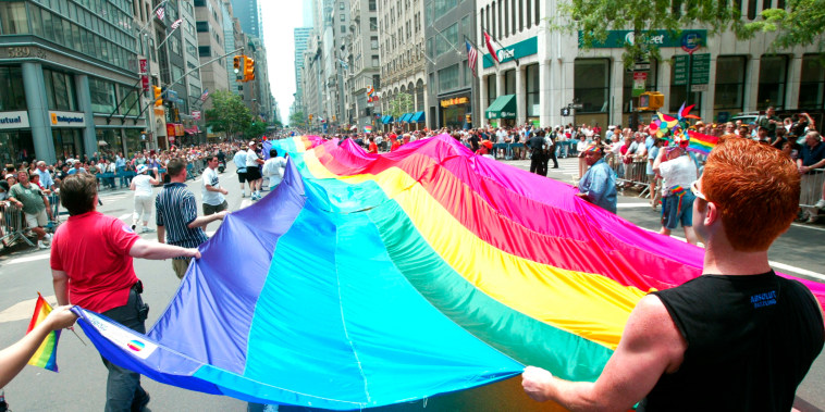 Una bandera con los colores del arcoiris durante el desfile del orgullo gay en la ciudad de Nueva York
