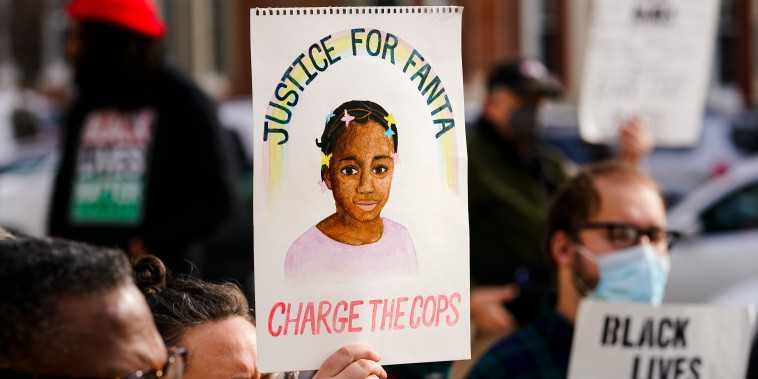 Los manifestantes piden responsabilidades a la policía por la muerte de Fanta Bility, de 8 años, que fue disparada a la salida de un partido de fútbol, en el juzgado del condado de Delaware en Media, Pennsylvania, el jueves 13 de enero de 2022.