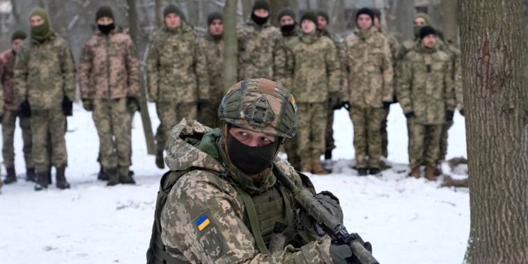 Un instructor entrena a miembros de las Fuerzas de Defensa Territorial de Ucrania, unidades militares voluntarias de las Fuerzas Armadas, en un parque de la ciudad de Kiev, Ucrania, el sábado 22 de enero de 2022.