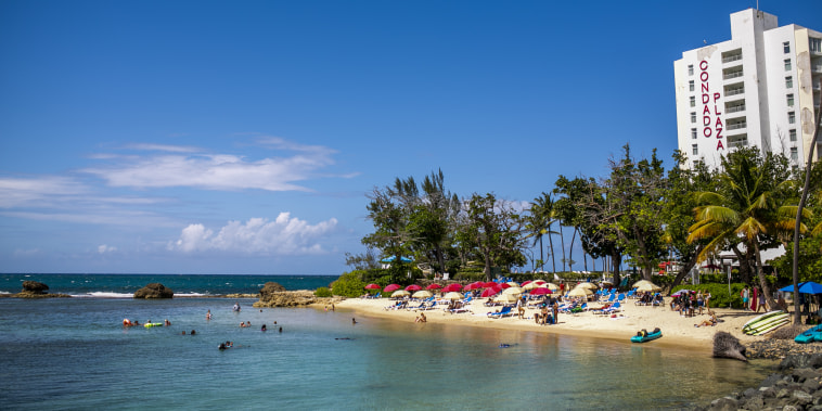 Una playa en el barrio del Condado de San Juan, Puerto Rico, el jueves 6 de mayo de 2021.