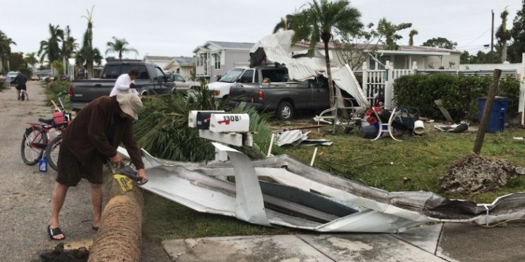 Un tornado derriba árboles y daña  decenas de hogares en Fort Myers, Florida