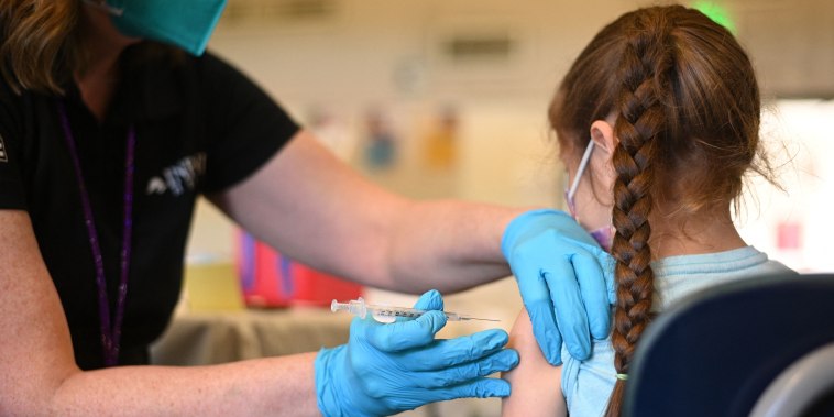 Una enfermera administra una dosis pediátrica de la vacuna contra el COVID-19 a una niña en una clínica de vacunación en el barrio de Sylmar, en Los Ángeles, California, el 19 de enero de 2022.