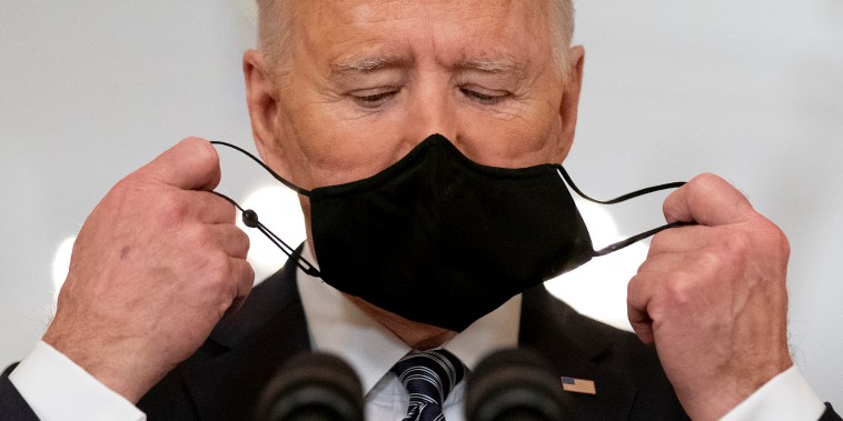 El presidente de Estados Unidos, Joe Biden, se quita la mascarilla para hablar sobre la pandemia del COVID-19, en una comparecencia desde la Sala Este de la Casa Blanca, el 11 de marzo de 2021 en Washington.