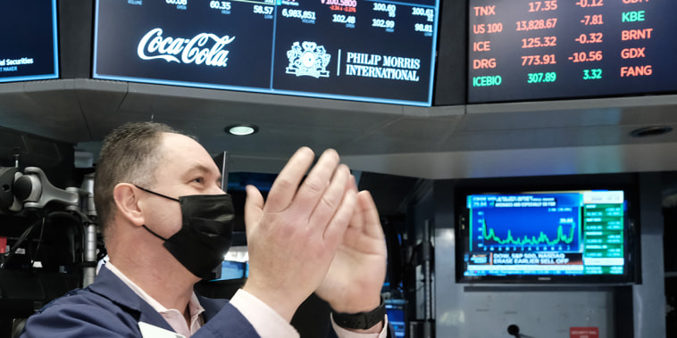 Un operador aplaude en la Bolsa de Nueva York mientras el Promedio Industrial Dow Jones da un giro positivo el 24 de enero de 2022.