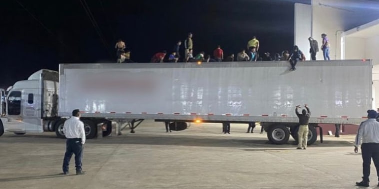 En camión en el que viajaban hacinados 359 migrantes en Veracruz, México