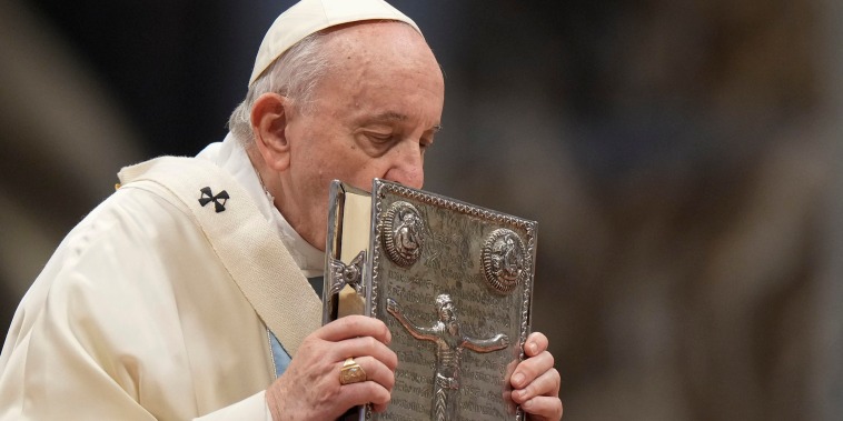 El papa Francisco besa el Libro Sagrado durante la misa de Año Nuevo, en la Basílica de San Pedro, en el Vaticano, el 1 de enero de 2022.