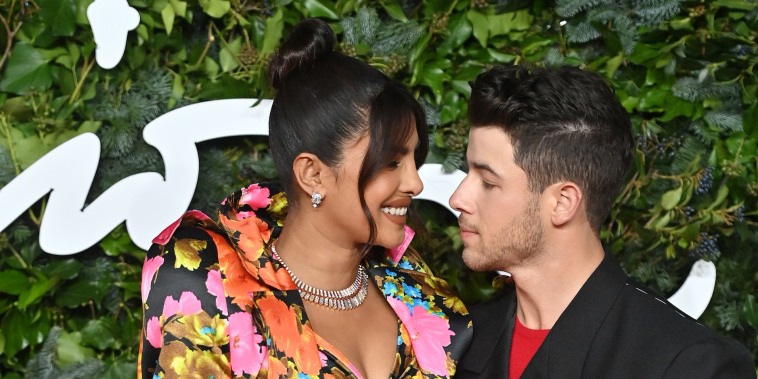 Nick Jonas y Priyanka Chopra en los Fashion Awards, 2021