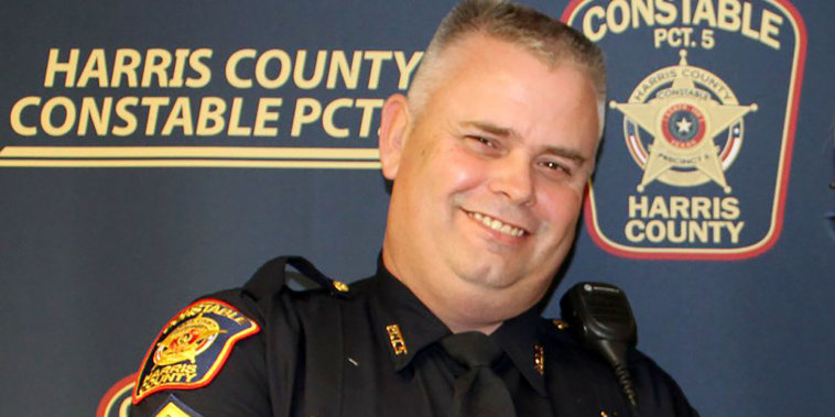 El oficial Charles Galloway, de 47 años, quien fue ultimado a balazos en un control de tránsito en Houston, Texas, en una fotografía difundida en 2020, cuando obtuvo un ascenso a cabo.