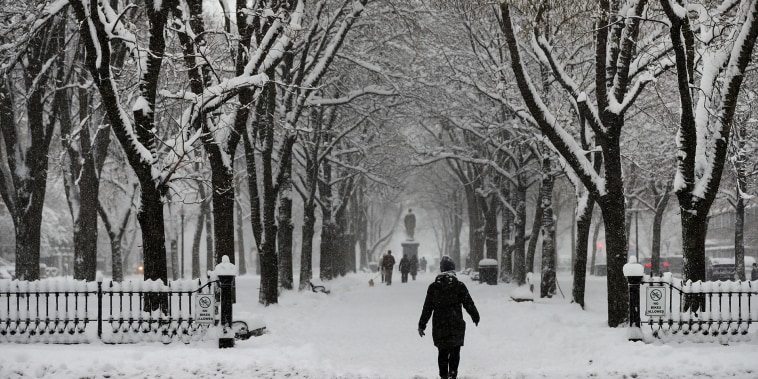 Una calle de Boston cubierta de nieve durante la primera tormenta de la temporada en New England.