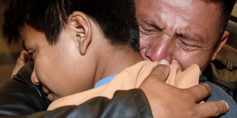 David Xol, de Guatemala, abraza a su hijo Byron en el Aeropuerto Internacional de Los Ángeles mientras se reencuentran después de haber sido separados hace aproximadamente un año y medio durante la separación de familias migrantes de Trump, el miércoles 22 de enero de 2020 en Los Ángeles.