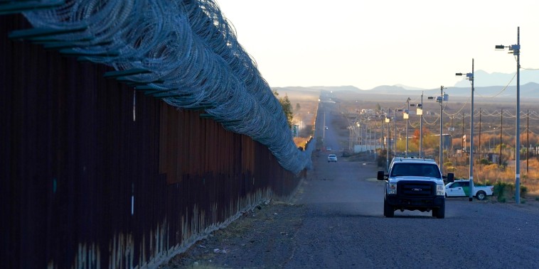 Un vehículo de la Patrulla Fronteriza de Estados Unidos conduce a lo largo del muro fronterizo de la frontera entre Estados Unidos y México, el 15 de diciembre de 2020.