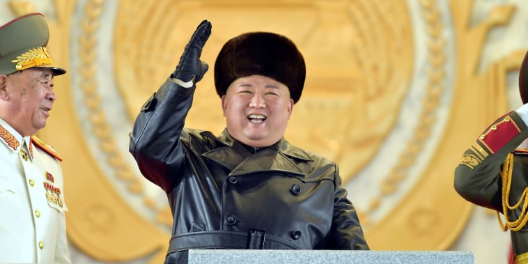 El líder norcoreano, Kim Jong Un, saluda durante el desfile militar realizado en Pyongyang el 14 de enero del 2021. La imagen fue proporcionada por la agencia estatal norcoreana KCNA.