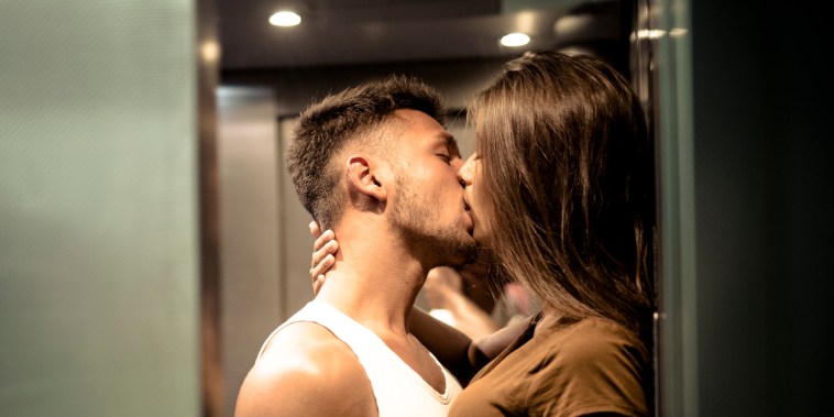 Pareja besandose en ascensor