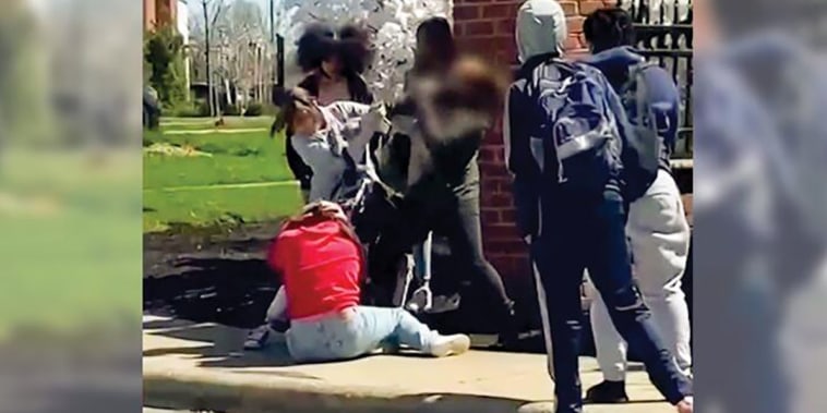 Un video captó el momento en que dos estudiantes de Ohio fueron agredidas tras hablar español en el autobús de vuelta a casa.