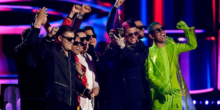 Grupo Firme recibe el premio Dúo o Grupo Favorito en los Latin American Music Awards 2022.