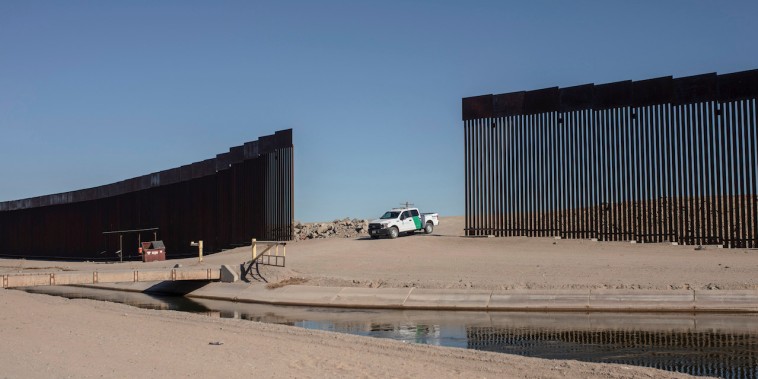 Un vehículo de Border Patrol resguarda un paso del muro fronterizo en el sector de Los Algodones, México, en una imagen de diciembre del 2021.