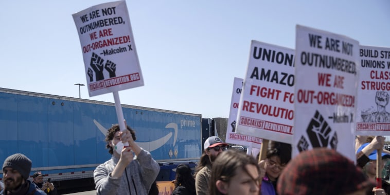 Image: An Amazon Labor Union (ALU) rally in the Staten Island, N.Y., on  April 24, 2022.