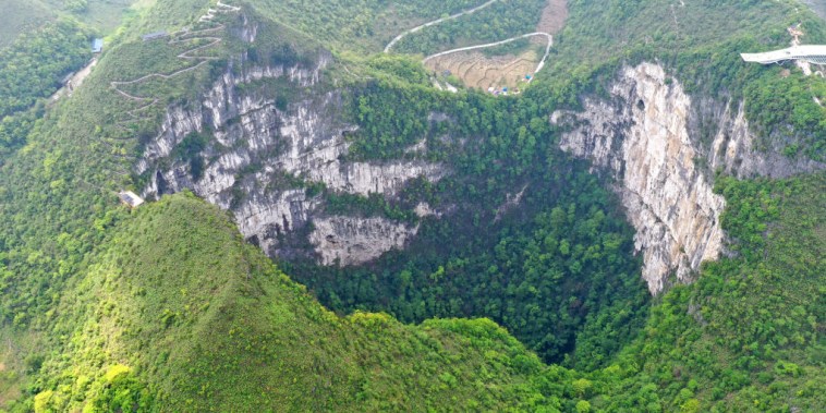 Fotografía aérea tomada el 19 de abril de 2020 que muestra el paisaje de Dashiwei Tiankeng, un gigantesco sumidero kárstico, en el Geoparque Global de Leye-Fengshan, en la Región Autónoma Zhuang de Guangxi, en la misma región donde se descubrió el agujero que- hasta ahora- era secreto.