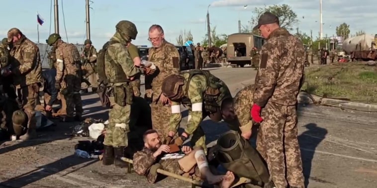 Soldados ucranianos siendo evacuados de la planta siderúrgica de Azovstal en la ciudad portuaria de Mariupol, Ucrania, el 17 de mayo de 2022.