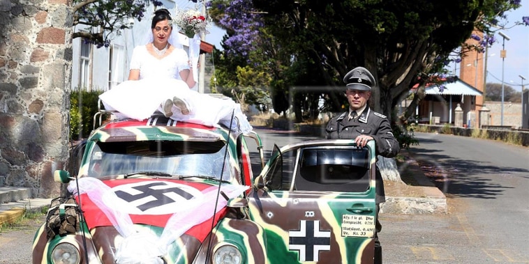 Recién casados con vestimenta nazi, en la ciudad de Tlaxcala, México.