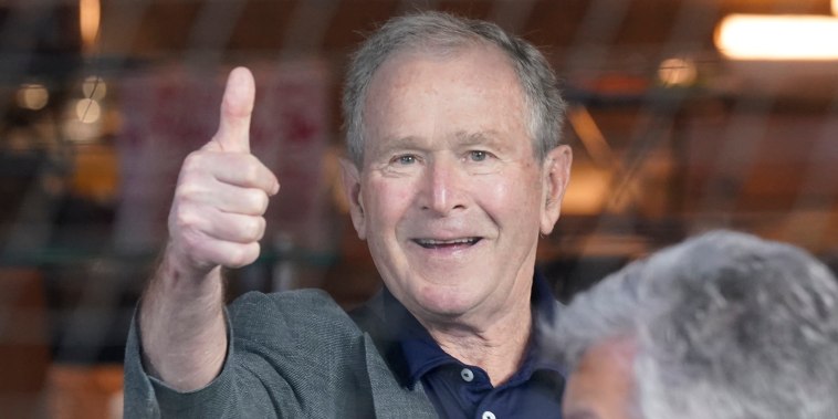 El expresidente George W. Bush levanta un pulgar hacia arriba antes de un partido de béisbol entre los Bravos de Atlanta y los Rangers de Texas en Arlington, Texas, el domingo 1 de mayo de 2022.