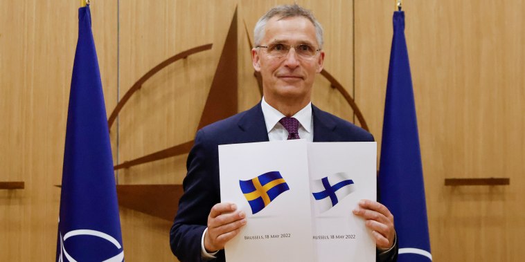 El Secretario General de la OTAN, Jens Stoltenberg, muestra documentos mientras Suecia y Finlandia solicitan su adhesión en Bruselas, Bélgica, el miércoles 18 de mayo de 2022.