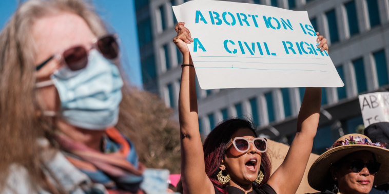 Una persona levanta un cartel en el que se lee "El aborto es un derecho civil" mientras los manifestantes se reúnen frente al edificio federal para defender el derecho al aborto en San Francisco, California, el 3 de mayo de 2022.