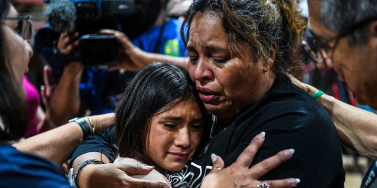 Una mujer y una niña en la vigilia por las víctimas del tiroteo escolar en Uvalde, Texas, el 25 de mayo de 2022.