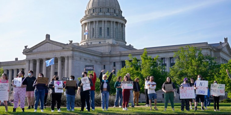 Partidarios del derecho al aborto se manifiestan en el Capitolio del Estado, el martes 3 de mayo de 2022, en Oklahoma.