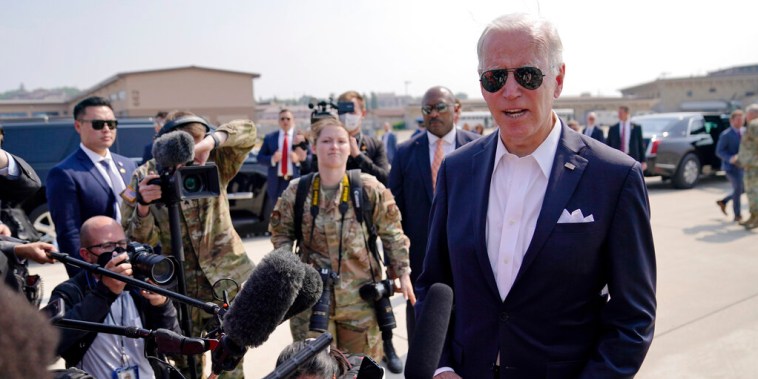 El presidente de EE.UU., Joe Biden, habla antes de embarcar en el Air Force One para viajar a Japón en la base aérea de Osan, el domingo 22 de mayo de 2022, en Pyeongtaek, Corea del Sur.