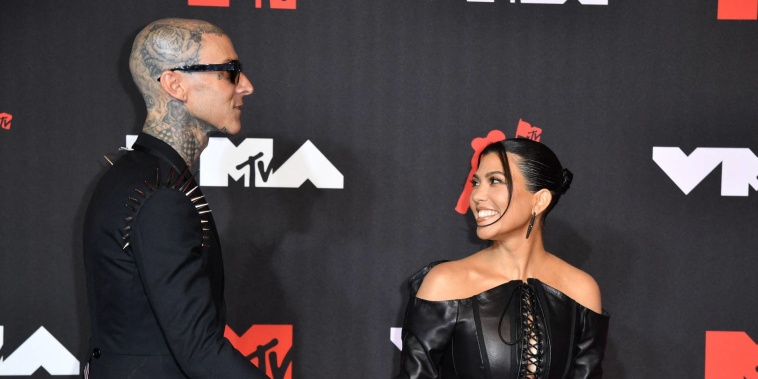 Travis Barker y Kourtney Kardashian llegando a la alfombra roja de los MTV Video Music Awards 2021