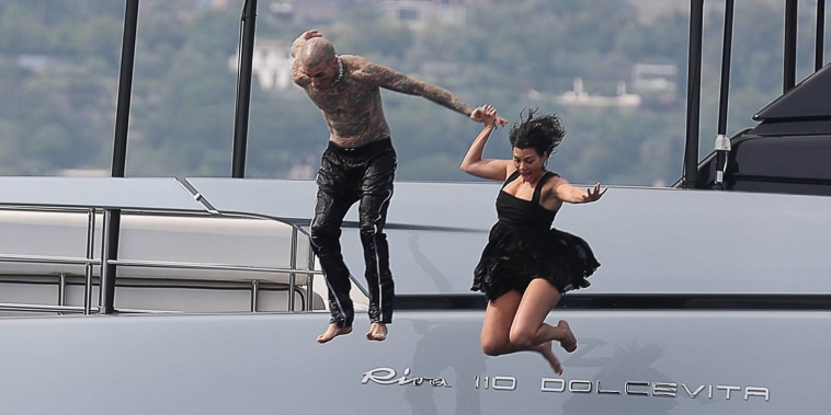 Travis Barker y Kourtney Kardashian saltando al agua desde un yate en Portofino, Italia, un día después de su boda.