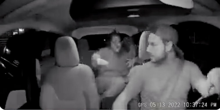 Captura de pantalla del video subido por James Bode. La mujer que se subió a su vehículo se mostró complacida de poder viajar con un chofer blanco.